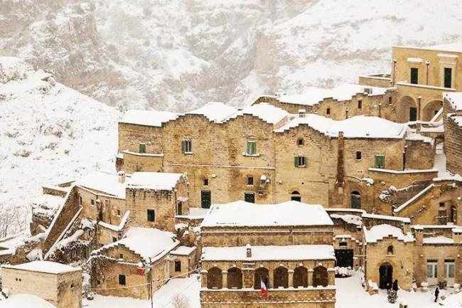 Basilicata'da İlk insanların kentine kar yağdı.